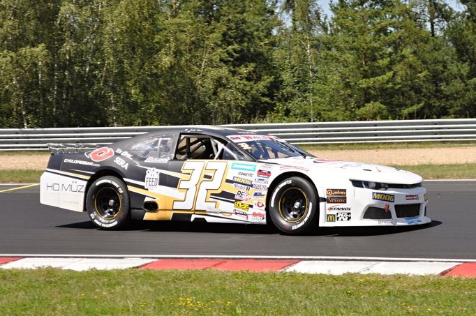 Jacques Villeneuve na trati závodu NASCAR Whelen Euro Series v Mostě.