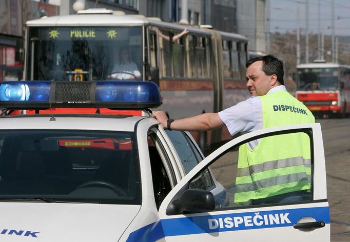 Po příjezdu rychlíku se před nádražím zastavil život. Náhodní chodci směli procházet až po odjezdu autobusů s fanoušky.