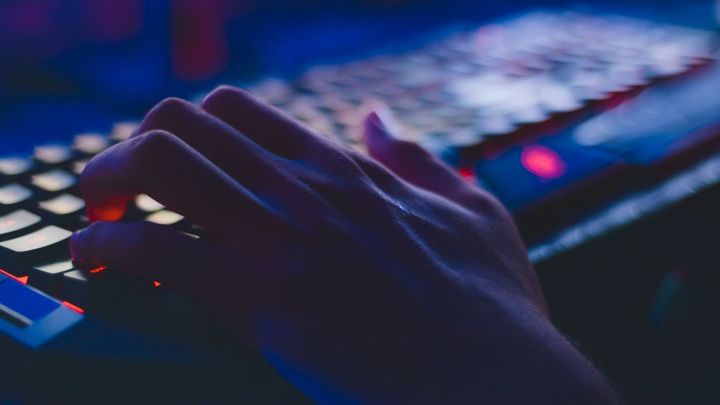 Dezinformačních webů a jejich čtenářů ubývá, nahrazují je sociální sítě
