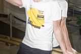 Daniel Bergmann v tričku s návrhem, který Studio Najbrt použilo vloni na návrh obalu koncertního záznamu kapely The Velvet Underground z června 1990.