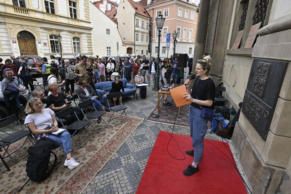 Kvůli špatným podmínkám a nízkým výdělkům se vloni sešly desítky protestujících před ministerstvem kultury.