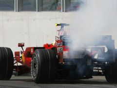 Maďarsko - Konec nadějí. Tři kola před cílem selhal Felipe Massovi motor jeho Ferrari a téměř jisté vítězství mu proteklo mezi prsty.
