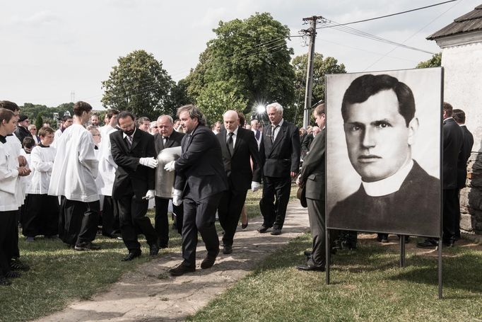 Pohřeb exhumovaných ostatků Josefa Toufara v číhošťském kostele.