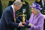 Alžběta II. nezůstávala mimo sportovní svět. Měla dokonce vlastní dostihovou stáj a její kůň Estimate vyhrál v Ascotu trofej nazvanou The Gold Cup. Pohár tak zůstal v rodině. Královna jej předala svému synovi, princi Andrewovi.