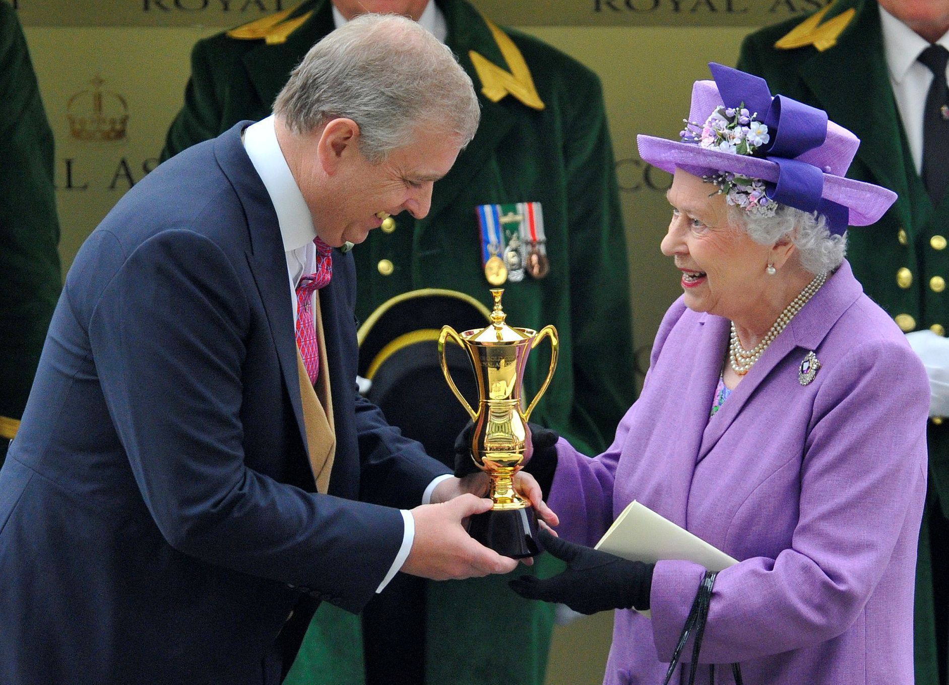 Vzpomínka na britskou královnu Alžbětu II.: předání trofeje za vítězství v The Gold Cup princi Andrewovi