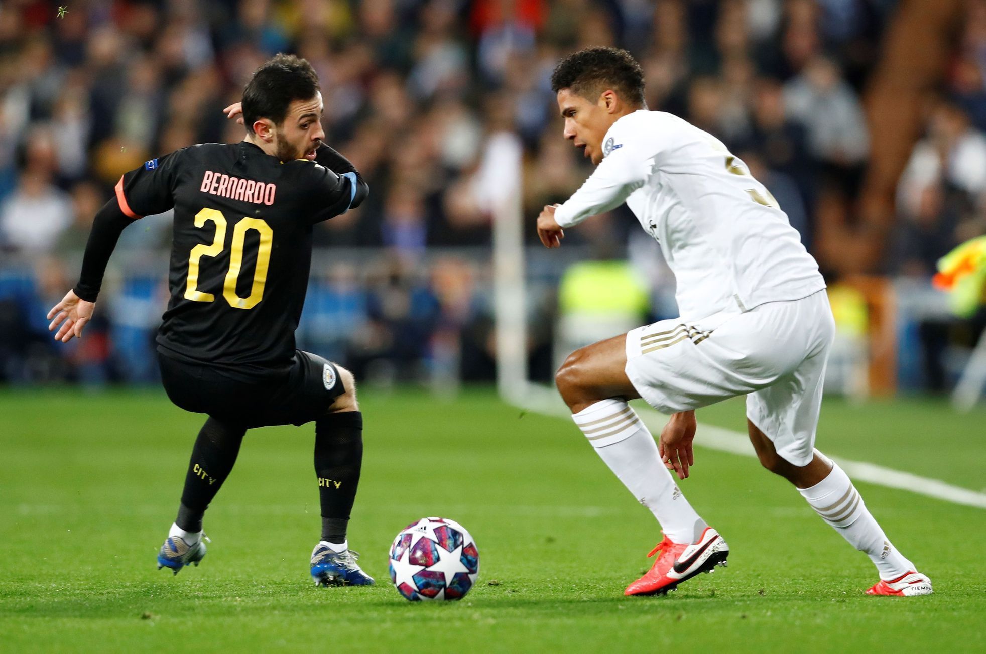 fotbal, Liga mistrů 2019/2020, Real Madrid - Manchester City, Raphael Varane (v bílém), Bernardo Silva