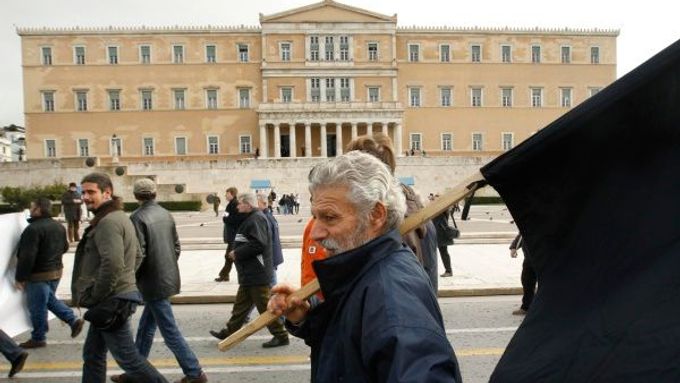 Nespokojení zemědělci pochodují kolem řeckého parlamentu