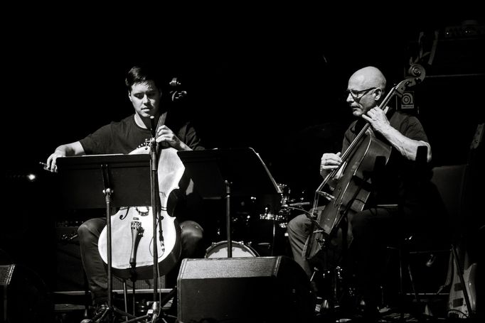 Violoncellisté Erik Friedlander a Michael Nicolas.