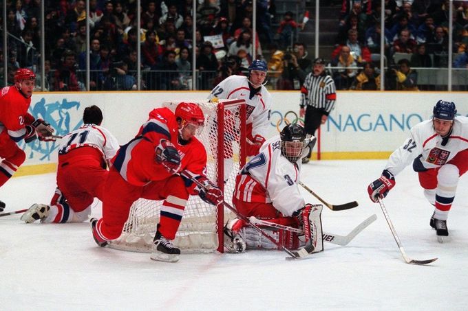 Dominik Hašek blokuje střelu Valerije Zelepukina z Ruska během finále ZOH 1998.
