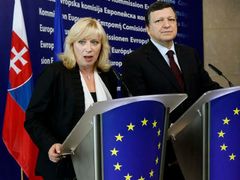 Radičová s Barrosem po pondělní schůzce. Předseda Evropské komise neměl zrovna nejlepší náladu.