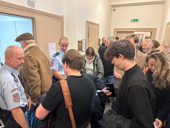 O úterní projednávání žaloby na policii od účastníků pochodu byl velký zájem, takže soudní zřízenci rozdávali lístky. Bez nich se nebylo možné do soudní síně dostat.