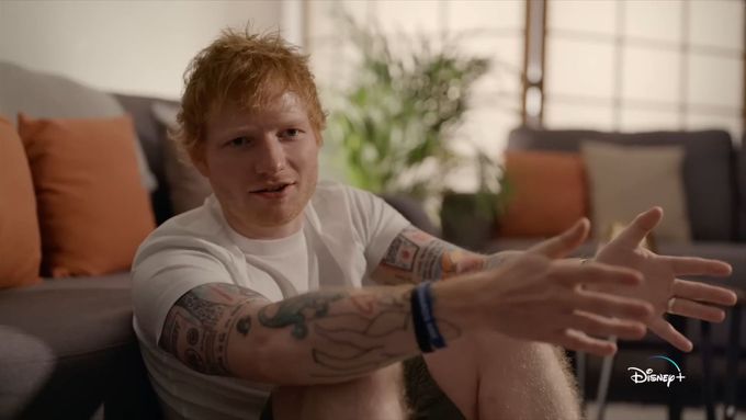 Minisérie Ed Sheeran: The Sum Of It All je ve videotéce Disney+ s českými titulky.