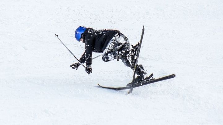 Záchranáři vyjíždějí zbytečně k lyžařům, přivolá je bezpečnostní funkce v mobilu; Zdroj foto: Shutterstock