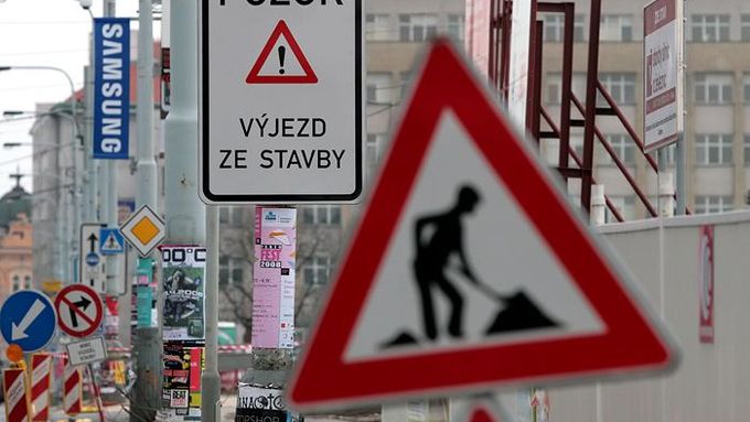 Ulice Milady Horákové je stále rušnější, k automobilové dopravě přibyly nákladní auta ze stavby.