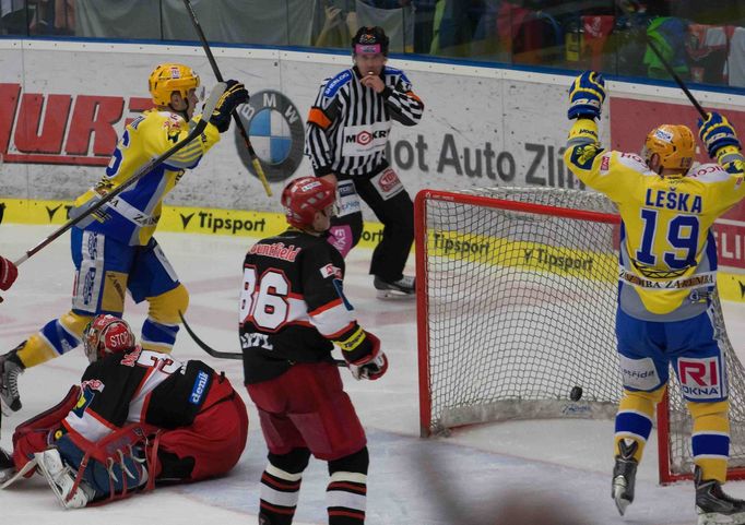 Zlín - Mountfield HK: Jaroslav Balaštík a Petr Leška (19) slaví gól