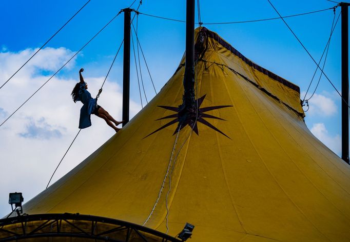 Snímek ze sobotního uvedení inscenace Rouge Nord od Cirque Pardi na festivalu Arena.