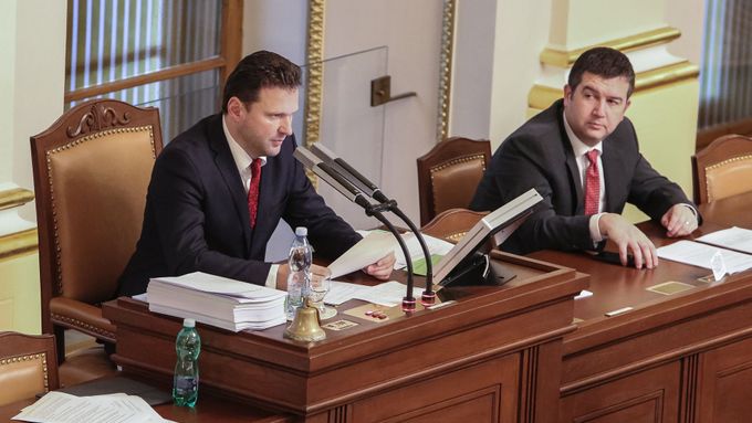 Předseda Poslanecké sněmovny Radek Vondráček je přesvědčený, že poslanci by měli chodit do sněmovny častěji a jejich jednání by mělo být efektivnější i rychlejší.