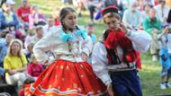 Součástí Mezinárodního folklorního festivalu Strážnice je v posledních letech i tzv. Dětská Strážnice. V pořadu Tady jsme doma v pátek vystoupily děti z Břeclavánku z Břeclavi, Slováčku z Brna, Štěpničky z Veselí nad Moravou, Vlčnovjánku z Vlčkova a školáci ze třetí třídy Základní školy Řevnice. Pořad byl zaměřený na slováckou svatbu.