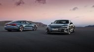 Porsche má Taycan, Audi e-tron GT. Nová plně elektrická limuzína automobilky se čtyřmi kruhy sdílí s Porsche technický základ, odlišuje se však vnějšími i vnitřními tvary. Zpočátku Audi nabídne dvě verze vozu. Slabší má 350 kW, silnější s přídomkem RS 440 kW. V obou případech jsou poháněná všechna kola (na každé nápravě je jeden elektromotor), baterie s kapacitou 84 kWh pak u slabší verze stačí na dojezd 487 km. Nechybí možnost rychlého nabíjení výkonem až 270 kW, ceny startují na 2 744 900 korunách za slabší model.