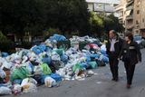 Popeláři stávkují v Aténách už druhý týden.
