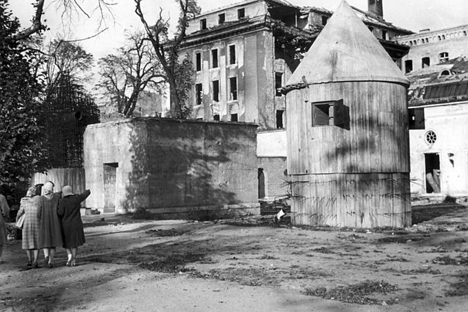 Zničený vstup do Hitlerova bunkru v zahradě říšského kancléřství v Berlíně.