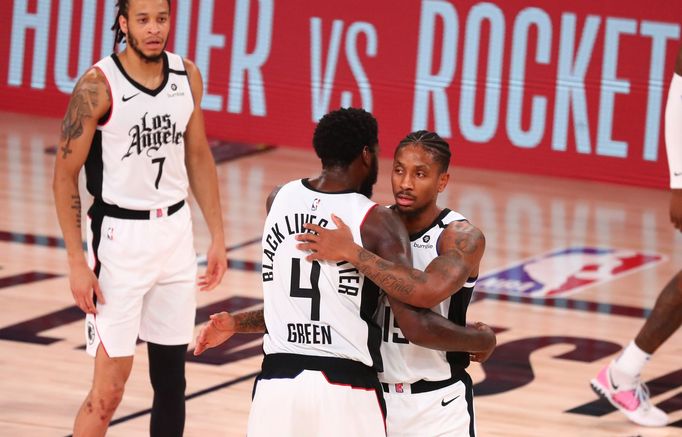 Rodney McGruder a JaMychal Green slaví výhru Clippers