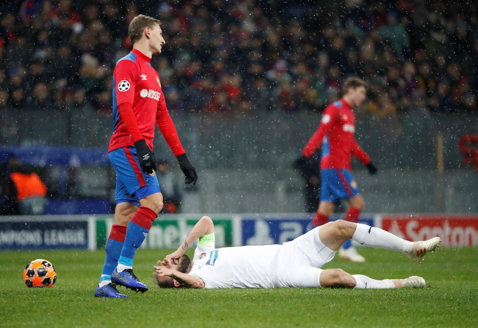 fotbal, Liga mistrů 2018/2019, CSKA Moskva - Plzeň, zraněný Roman Hubník