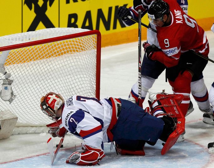 Evander Kane sleduje puk v utkání MS v hokeji 2012 Kanada - Slovensko.