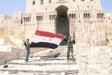 Aleppo se dařilo Bašárovým vojákům dlouho hájit a patřilo k "loajálním městům" (jak dokládá snímek ze srpna 2012). Za cenu velkých škod a mnoha krve. Linie zlomu - čtvrti, které už ovládli povstalci, a čtvrti, které drží síly režimu - se mnohokrát změnila.