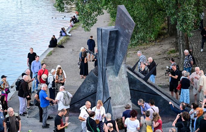 Snímek ze středečního odhalení nového sousoší Jiřího Sozanského u pražského Musea Kampa.