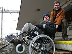 Jaroslav Dušek přijel na Smíchovské nádraží a přesedl z vlaku na invalidní vozík. Ale jak dál? Do podchodu se jet nedá, snazší (ale nebezpečná) je cesta přímo přes kolejovou trať.