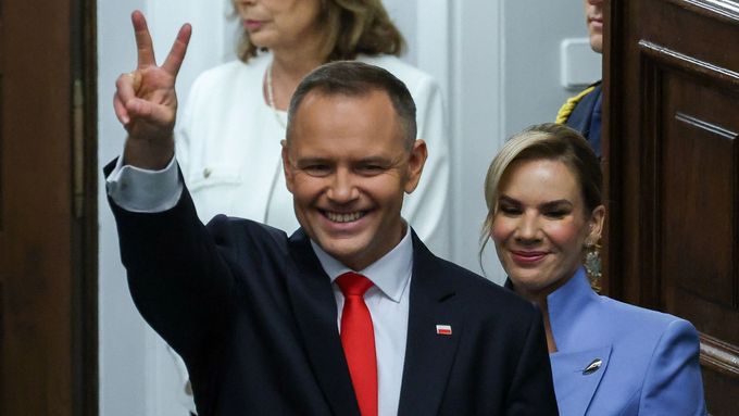 Polský prezident ukazuje gesto "V" poté, co složil přísahu a stal se nový polským prezidentem. Varšava, 6. srpna 2025.