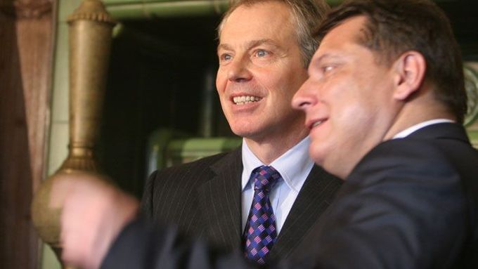 Tony Blair podpořil Jiřího Paroubka před volbami v roce 2006. Přivezl mu i autobus double-decker.