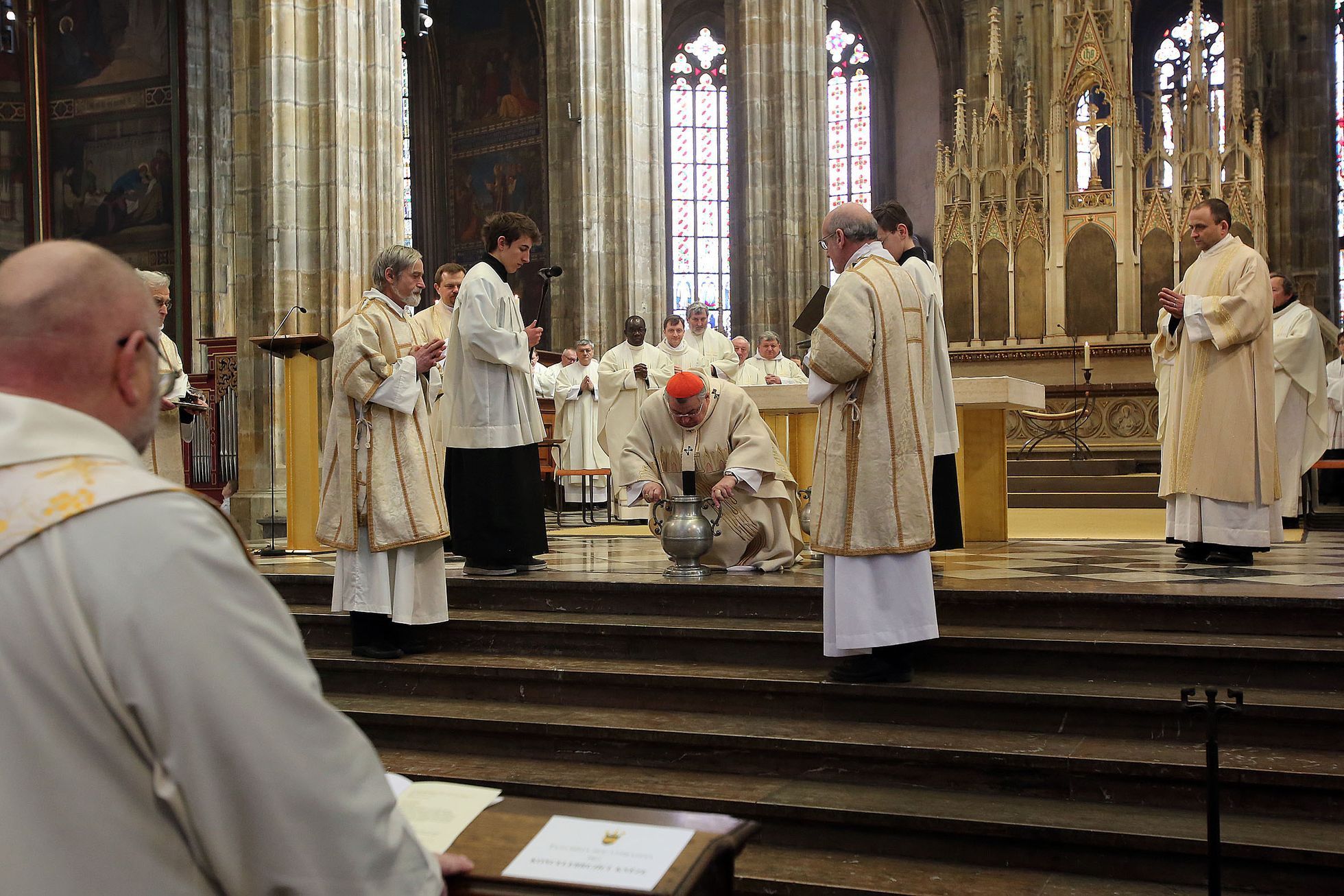 Foto: Arcibiskup Si Svolal Kněze, V Pražské Katedrále Světili Oleje ...