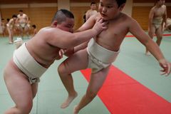 Bije o šest let starší chlapce. Malému zápasníkovi sumo je 10 let a váží 85 kilogramů