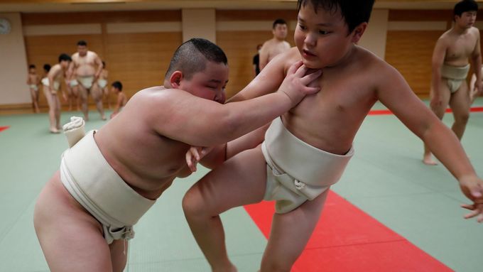 Bije až o šest let starší chlapce. Malý zápasník sumo je dvakrát větší než jeho vrste