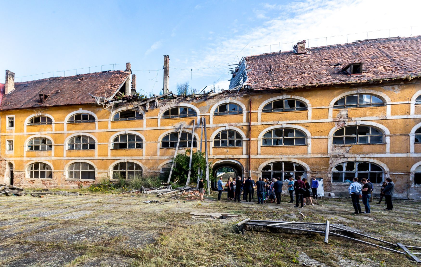 Andrej Babiš a vládní delegace v chátrající Velká pevnost Terezín, kasárna - 31. 7. 2020