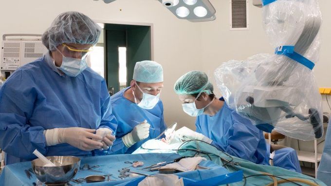 Lékaři z Fakultní nemocnice Brno během unikátní operace sluchu.