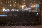 Lidé se shromažďují, aby sledovali ohňostroj na náměstí Manezhnaya během oslav nového roku v Moskvě v Rusku.