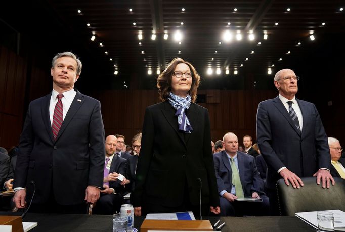 Šéf FBI Christopher Wray, ředitelka CIA Gina Haspelová a šéf Ústředí tajných služeb Dan Coats v Senátu USA