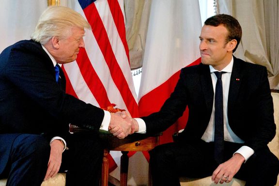 Oba prezidenti si před společným obědem pořádně stiskli ruku. Fotografům neuniklo, jak pevný stisk byl. Oběma státníkům přitom zbělely klouby.