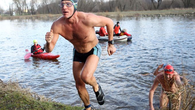 V Praze si odbyla premiéru nová sportovní disciplína, která není pro žádné paničky. Skok do ledové řeky, vytrvalostní běh a nakonec běžky, to je kryathlon.