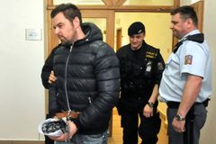 Kramný, obžalovaný z vraždy ženy a dcery, zůstane ve vazbě