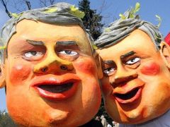 Účastníci akce ke Svátku práce ve Varšavě nesou masky, parodující konzervativního polského prezidenta Lecha Kaczynského a jeho bratra-dvojče Jaroslava Kaczynského, předsedy vládnoucí strany Právo a spravedlnost.