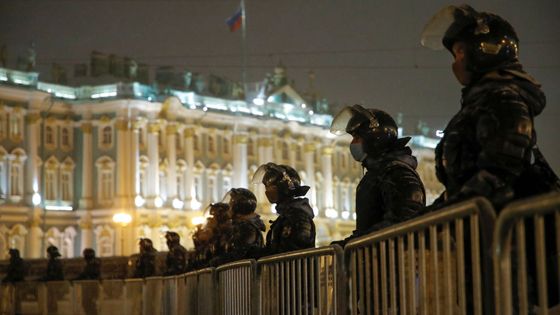 Policisté v Petrohradě.