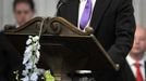 Britain's Prime Minister David Cameron reads during a service of thanksgiving to celebrate the Diamond Jubilee of Queen Elizabeth at St Paul's Cathedral in central London June 5, 2012. Four days of nationwide celebrations during which millions of people have turned out to mark the Queen's Diamond Jubilee conclude on Tuesday with a church service and carriage procession through central London. REUTERS/Tim Ireland/Pool (BRITAIN - Tags: ANNIVERSARY ENTERTAINMENT POLITICS SOCIETY RELIGION ROYALS) Published: Čer. 5, 2012, 1:07 odp.