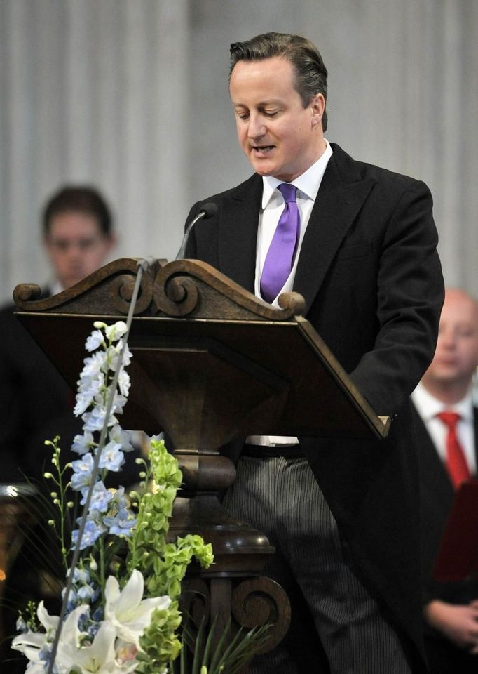 Britain's Prime Minister David Cameron reads during a service of thanksgiving to celebrate the Diamond Jubilee of Queen Elizabeth at St Paul's Cathedral in central London June 5, 2012. Four days of nationwide celebrations during which millions of people have turned out to mark the Queen's Diamond Jubilee conclude on Tuesday with a church service and carriage procession through central London. REUTERS/Tim Ireland/Pool (BRITAIN - Tags: ANNIVERSARY ENTERTAINMENT POLITICS SOCIETY RELIGION ROYALS) Published: Čer. 5, 2012, 1:07 odp.