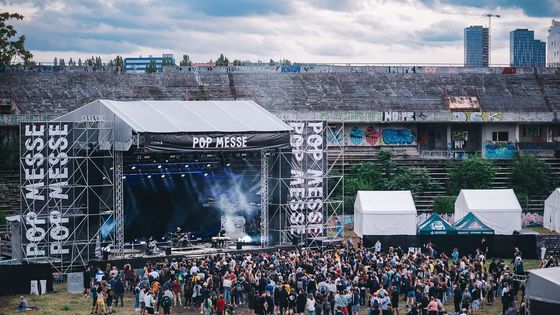 Fotbal za Lužánky nepatří. O stěny rozbořeného stadionu se na Pop Messe tříštil rap