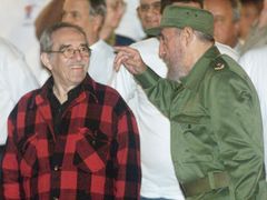 Gabriel García Márquez s Fidelem Castrem v roce 2002.