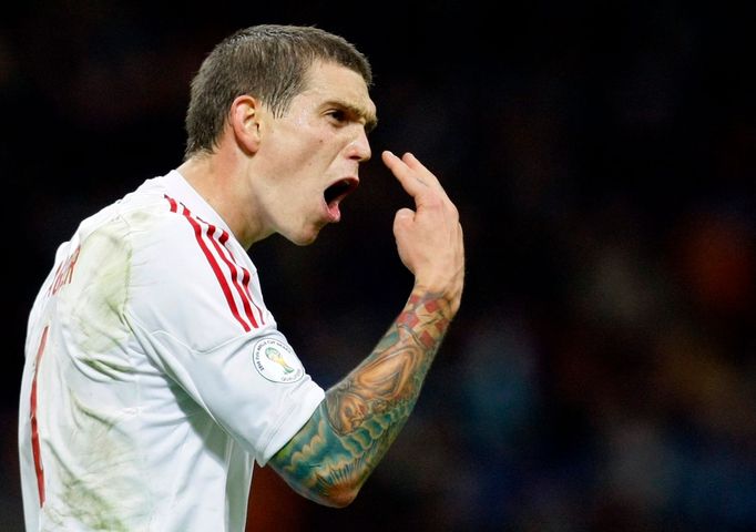 Dánský fotbalista Daniel Agger v kvalifikačním utkání MS 2014.